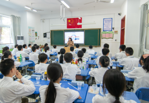 服务的普惠性可及性快捷性才能让教育改革开展成果惠及人民群