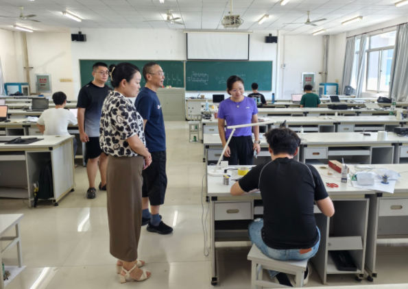 抓住暑期教学空档期进行硬化改造为师生日常通行增添了安全保