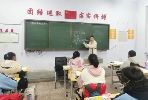 小小设计师用废旧纸盒搭建未来之家让思维的种子在现实土壤中