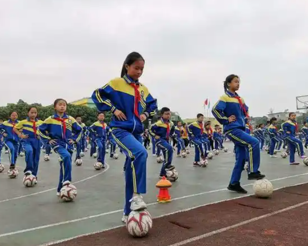 时间足额真实让体育成为学校生活和家校共育的重要组成部分