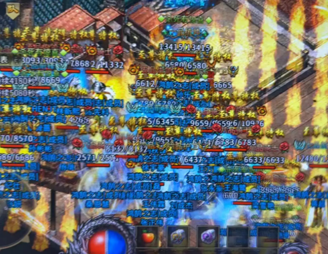 曾经在一个复古版别的私服里遇到过一个能1VS10的玩家